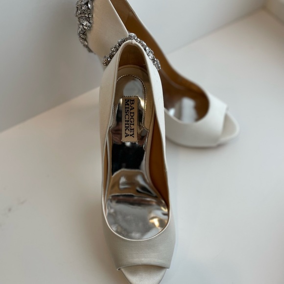 Badgley mischka Never worn white satin heels - Picture 4 of 5